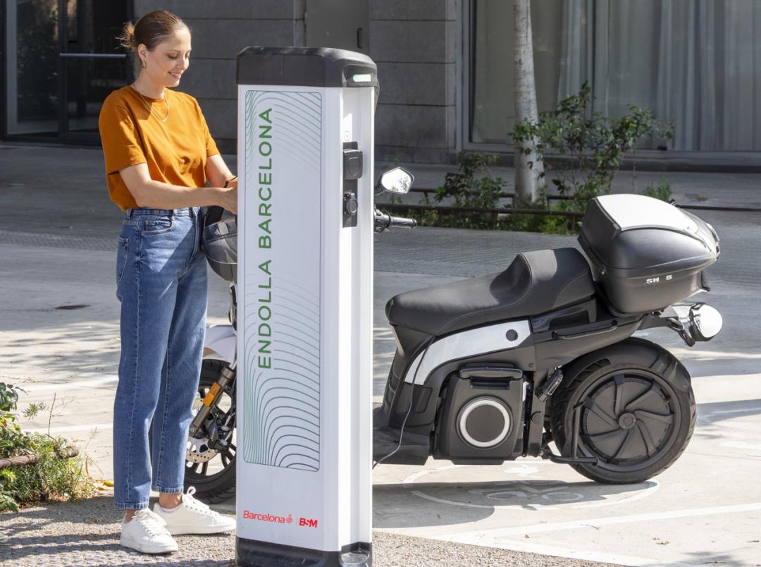 Moto carregant a punt de recàrrega Endolla Barcelona