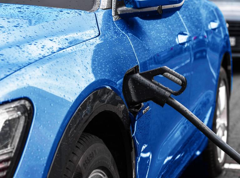 Can an electric car be charged in the rain?