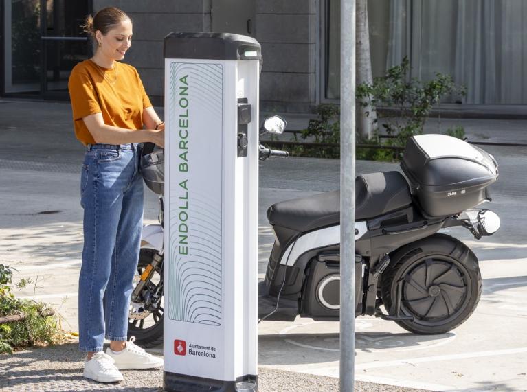 Moto carregant a punt de recàrrega Endolla Barcelona