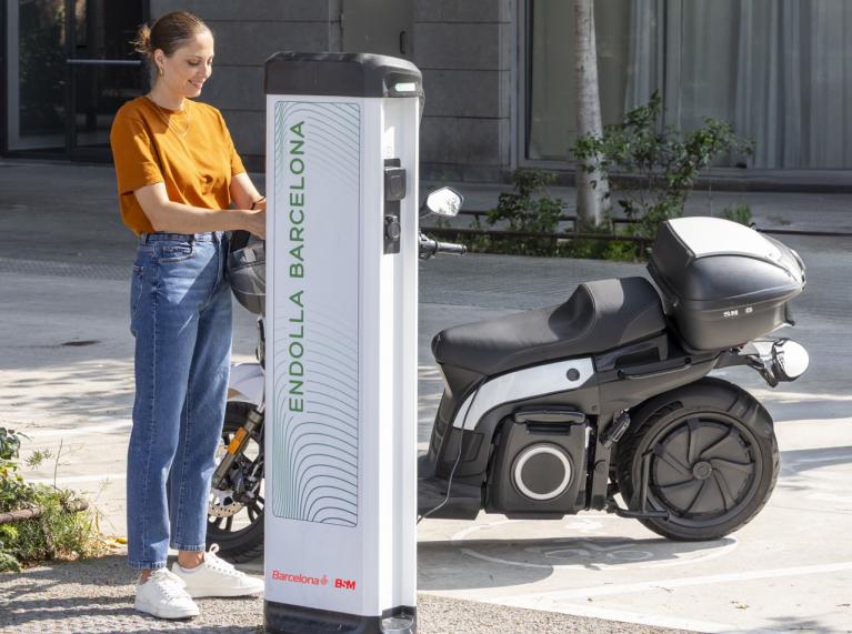 Moto carregant a punt de recàrrega Endolla Barcelona